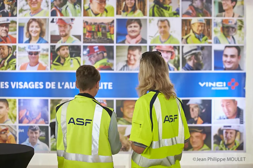 Photo de deux personnes avec des gilets ASF